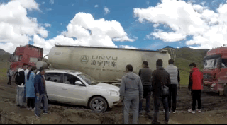 来了个小白车，司机心疼底盘，犹豫了一下，挂了。