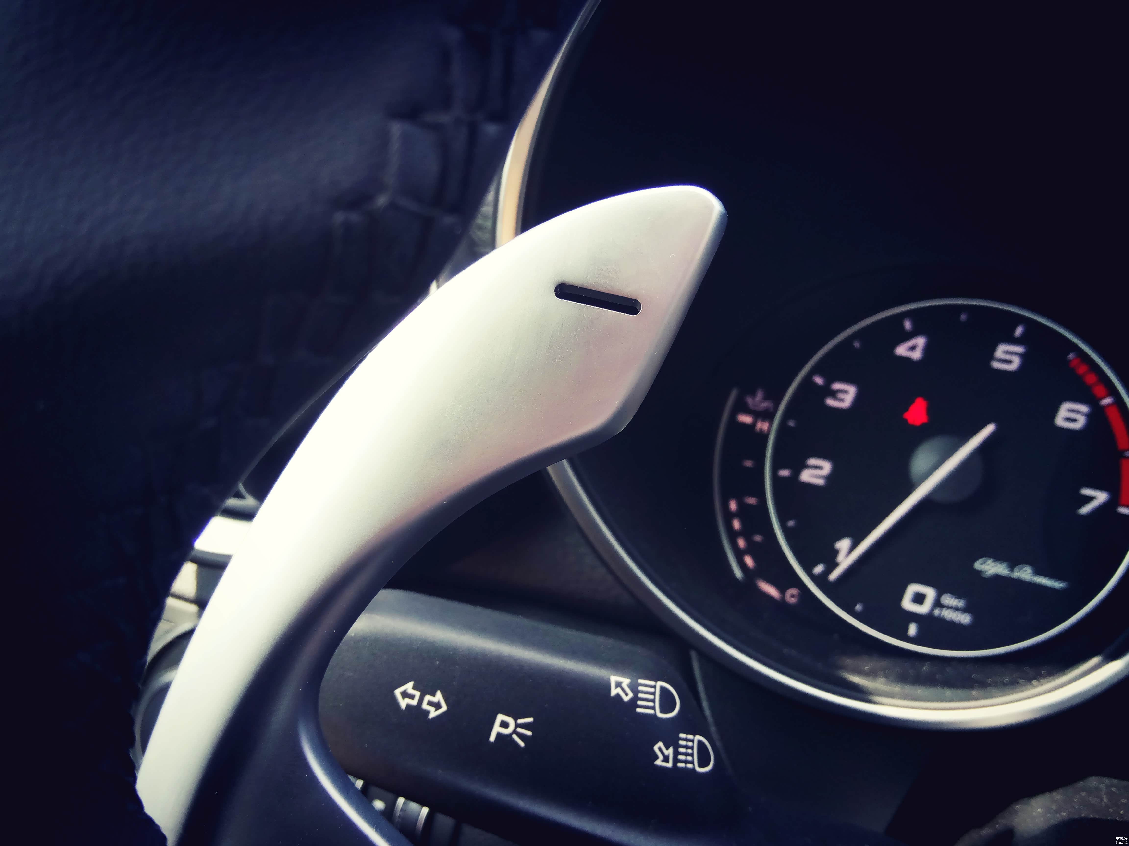 这个换挡拨片的手感非常好，跟法拉利上的很像，比玛莎拉蒂GT上的用起来还要舒服