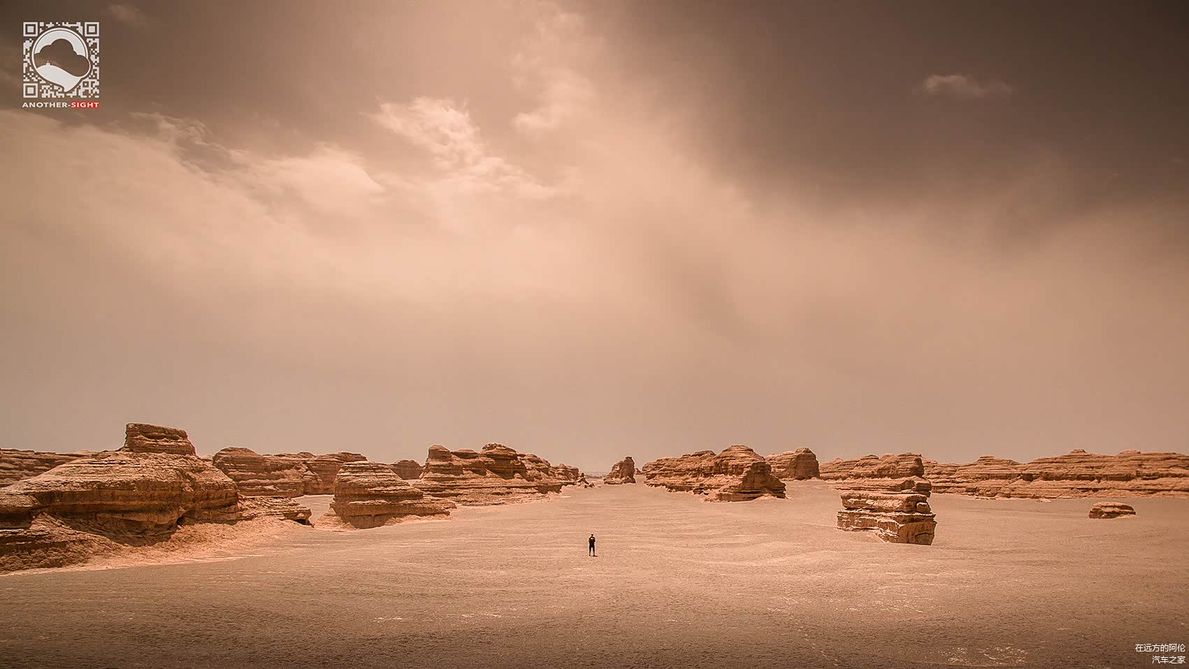 以上照片来自 第一季 第六章【下】不约，蜀黍我们
摄于沙尘暴即将来临时的雅丹魔鬼城，位于罗布泊以东