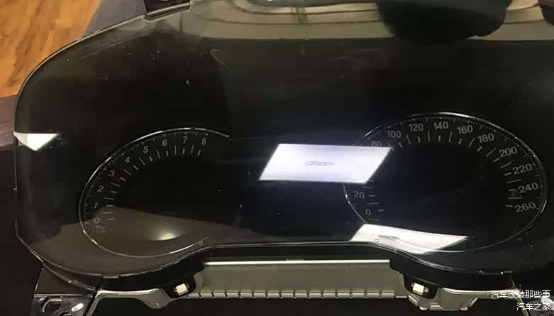 拆下液晶仪表后，然后把液晶仪表的主板拆解下来；