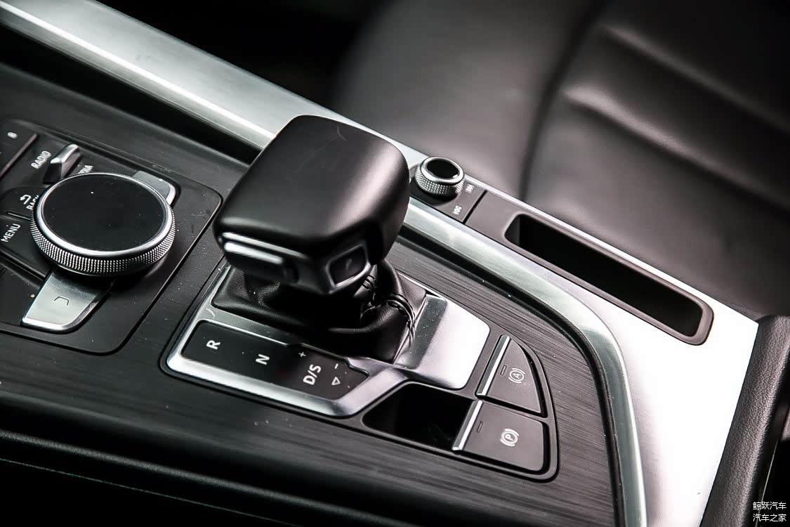 A4L 的自动驻车按键位于换挡杆后部