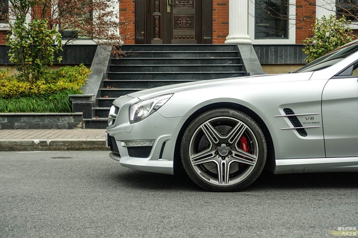 银色轮毂上身效果