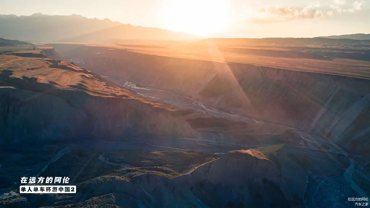 西南侧有类似奎屯大峡谷的沟壑