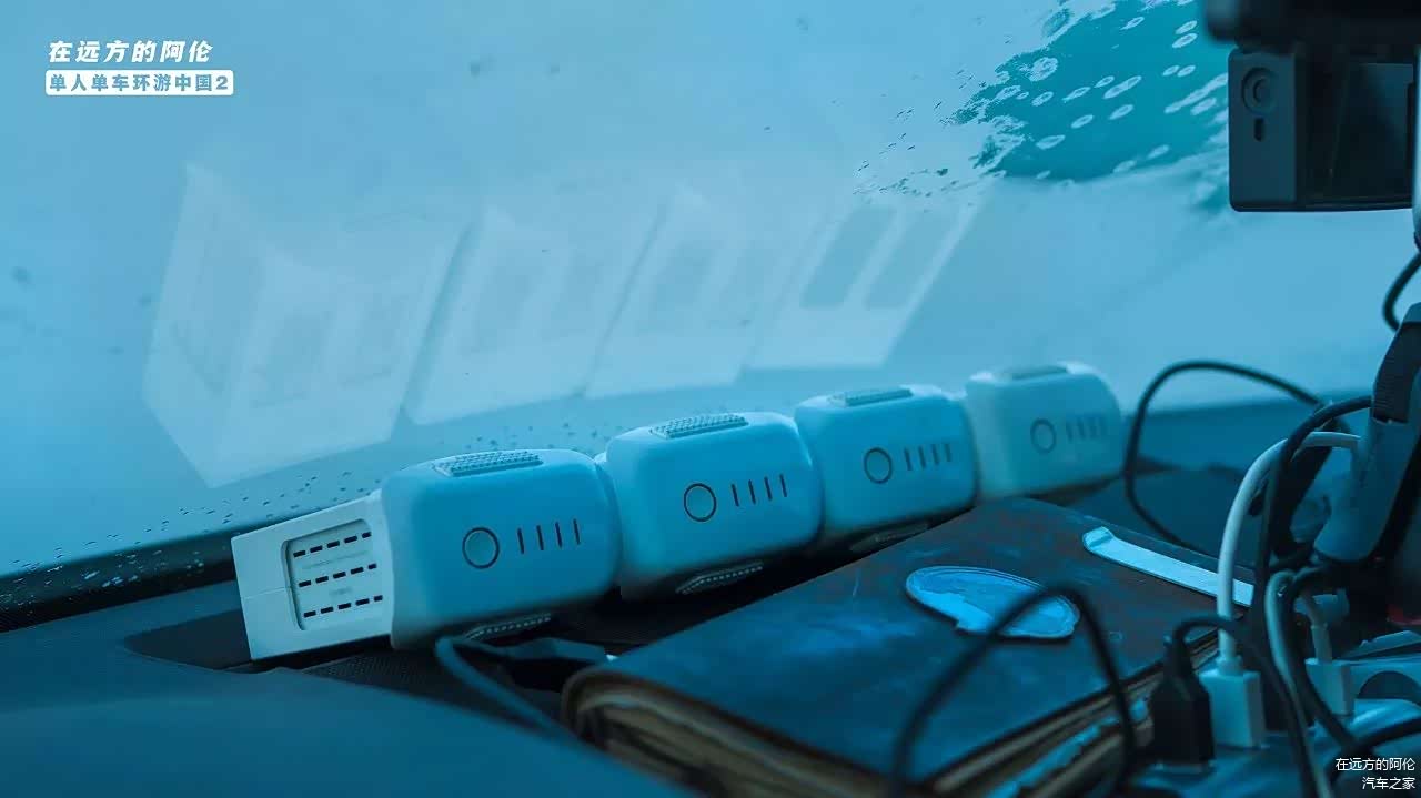 无人机的电池我给提前放到前挡上了，打开空调的除雾功能给电池加热，因为温度太低，无人机电池是不工作的。