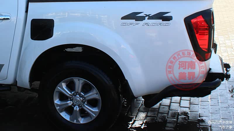 车贴，灯罩，还有油箱盖，油箱盖上也印有NAVARA字样