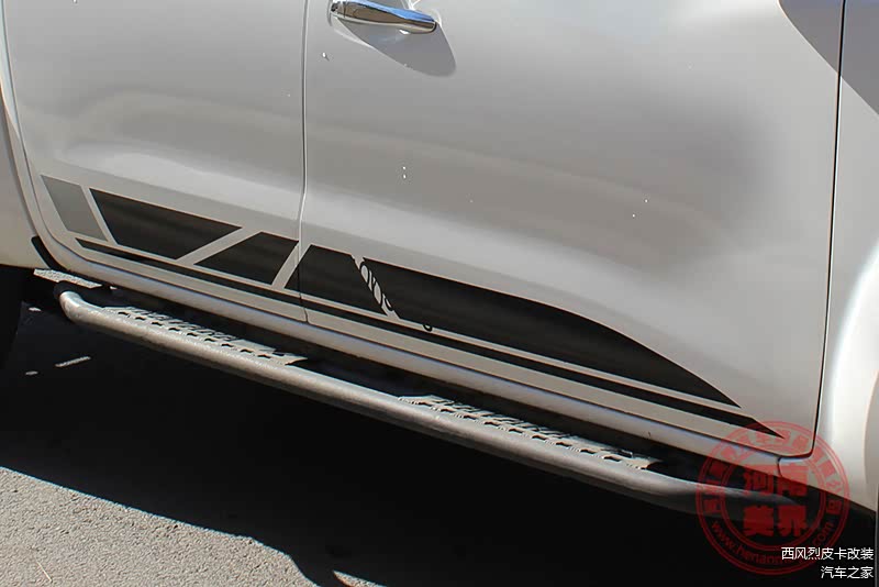 踏板也是NAVARA专属，镂空logo