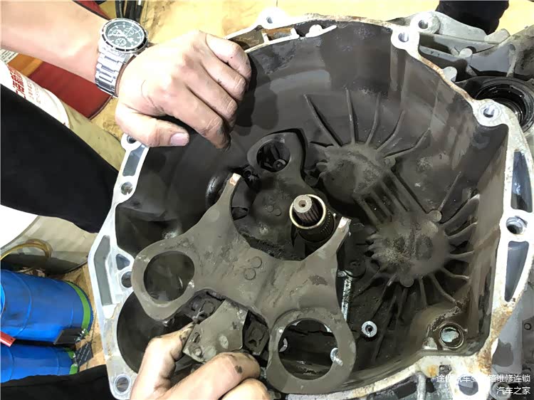 这就是拨叉，不过这个拨叉也有磨损迹象，继续我们的拆卸工程