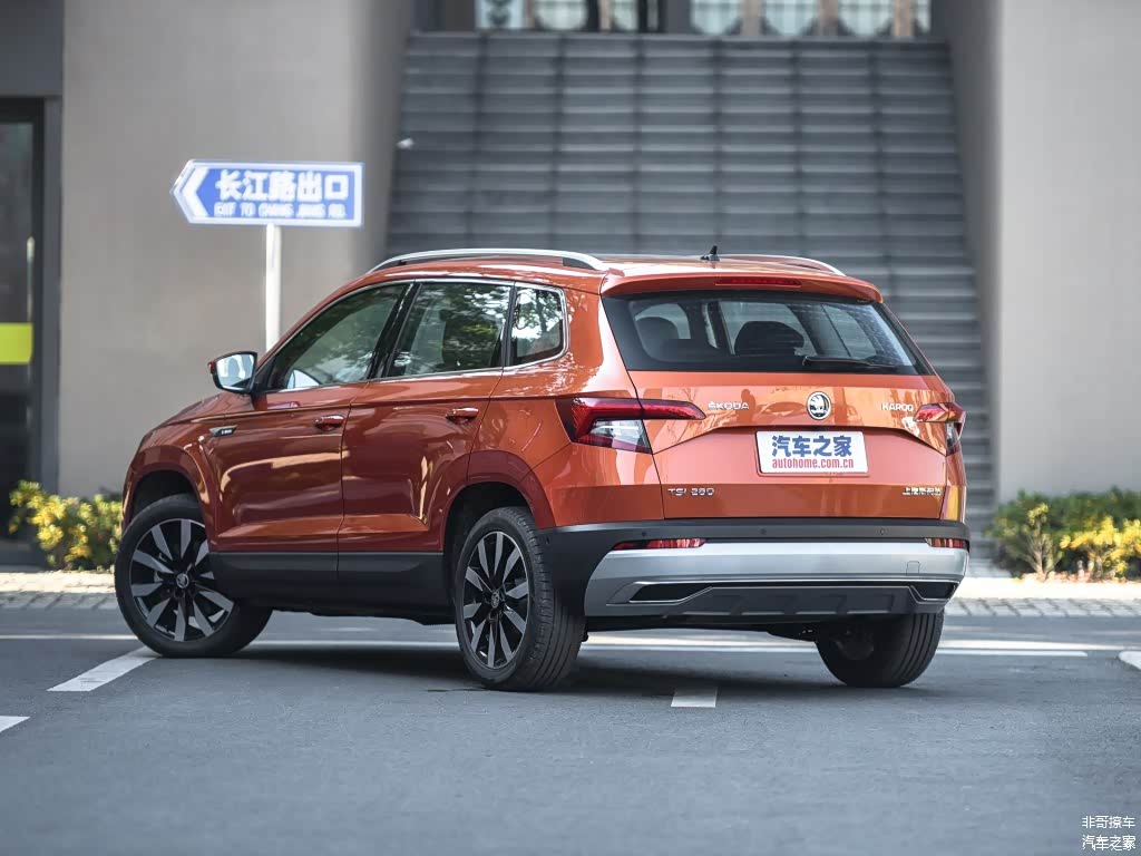 柯珞克的回旋式尾灯造型很别致，排气孔同样是装饰品