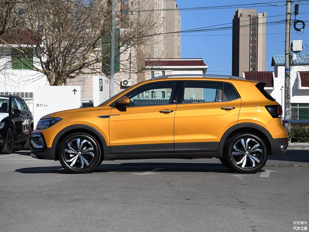 T-Cross定位为小型SUV，虽然比国外原版车型进行了加长，但三围数字依旧逊色于柯珞克