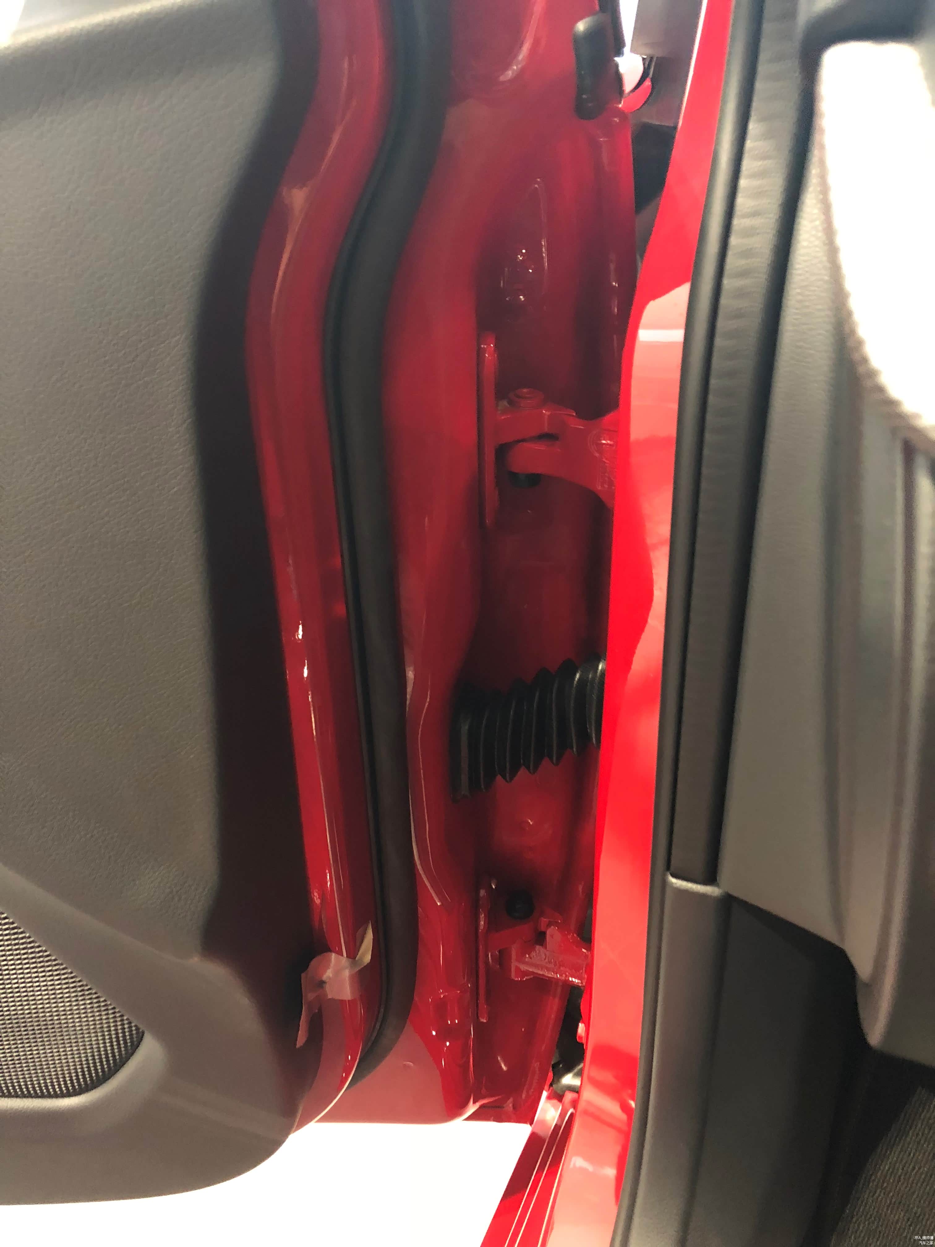车门拉杆处用黑色软管包裹，可以避免拉杆处老化生锈及受到环境的侵蚀。这种细节的考究真的很奔驰
