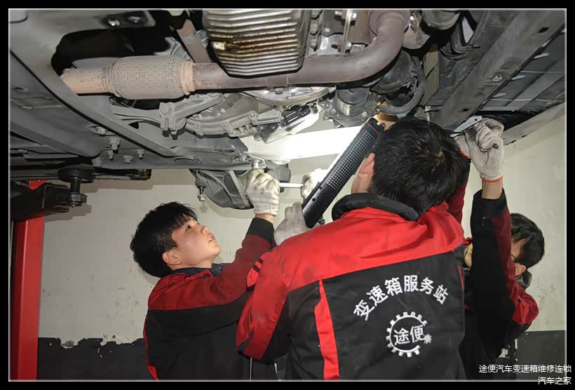 途便变速箱维修人员对变速箱进行拆卸。