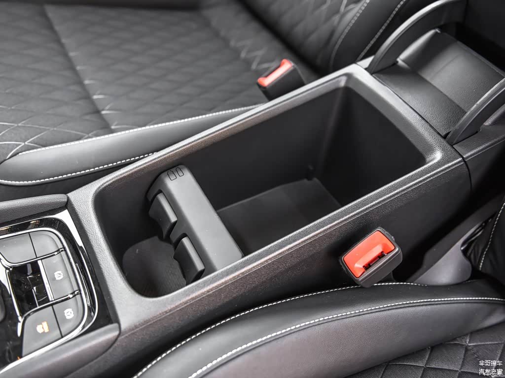 柯珞克的中控周边储物水平要高于T-Cross不少，细节也很到位