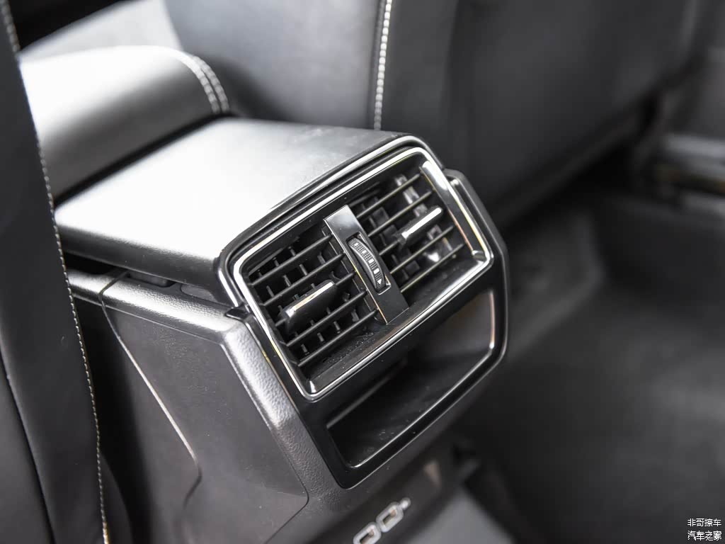 两车后排乘客享受到的配置一模一样