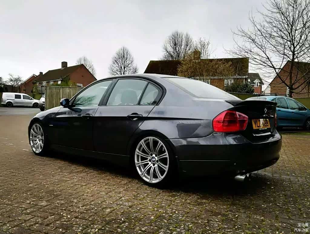 （E90更换了原厂E60 M5轮毂，好看）