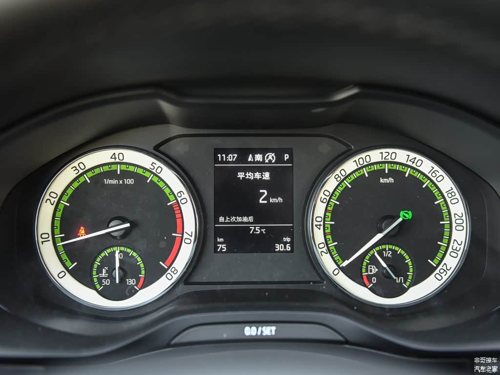柯珞克使用传统仪表盘，质感当然没有T-Cross的全液晶效果出色了
