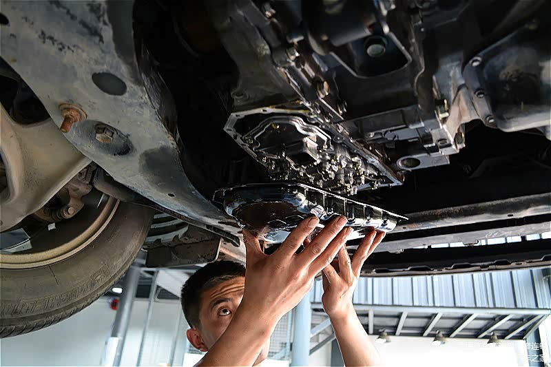 拿下天籁CVT变速箱油底壳