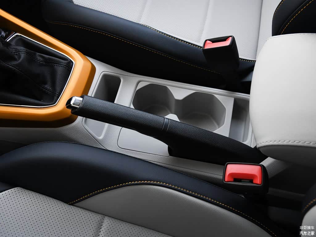 搭配也是机械手刹、储物格杯座也是赤裸裸的塑料，没有任何限位机构