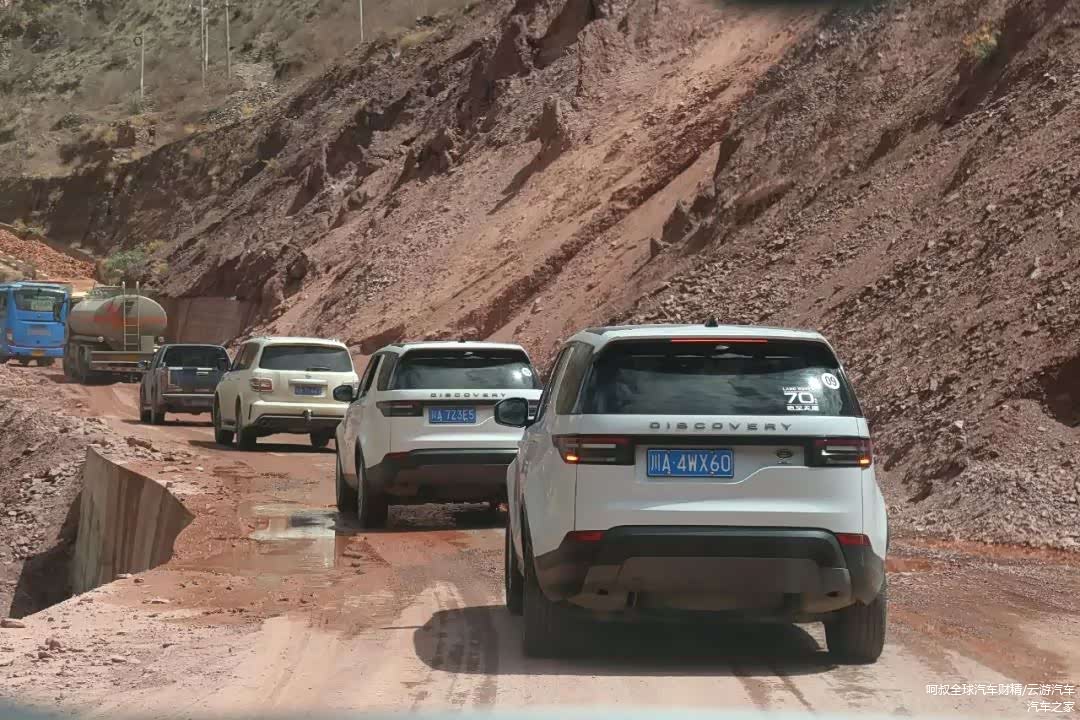 去盐田路上，照片里路的左边下面即是澜沧江