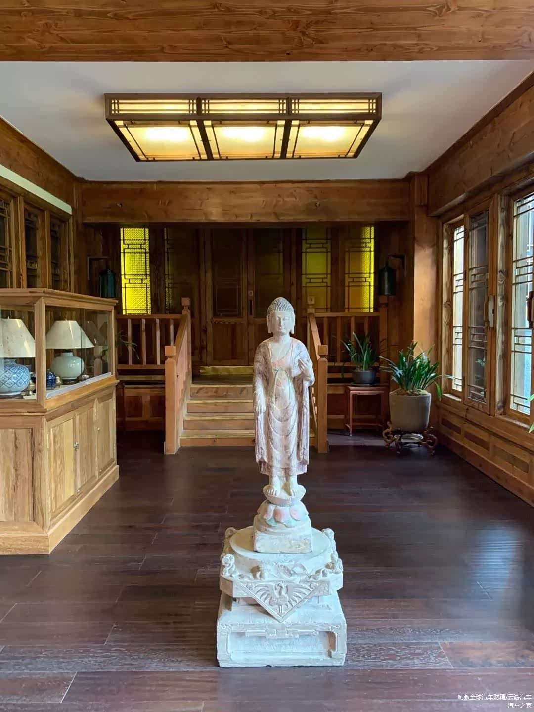 丽江松赞林卡酒店，这是老板白玛多吉收藏的佛像，看到佛像身上淡淡的色彩没有?
