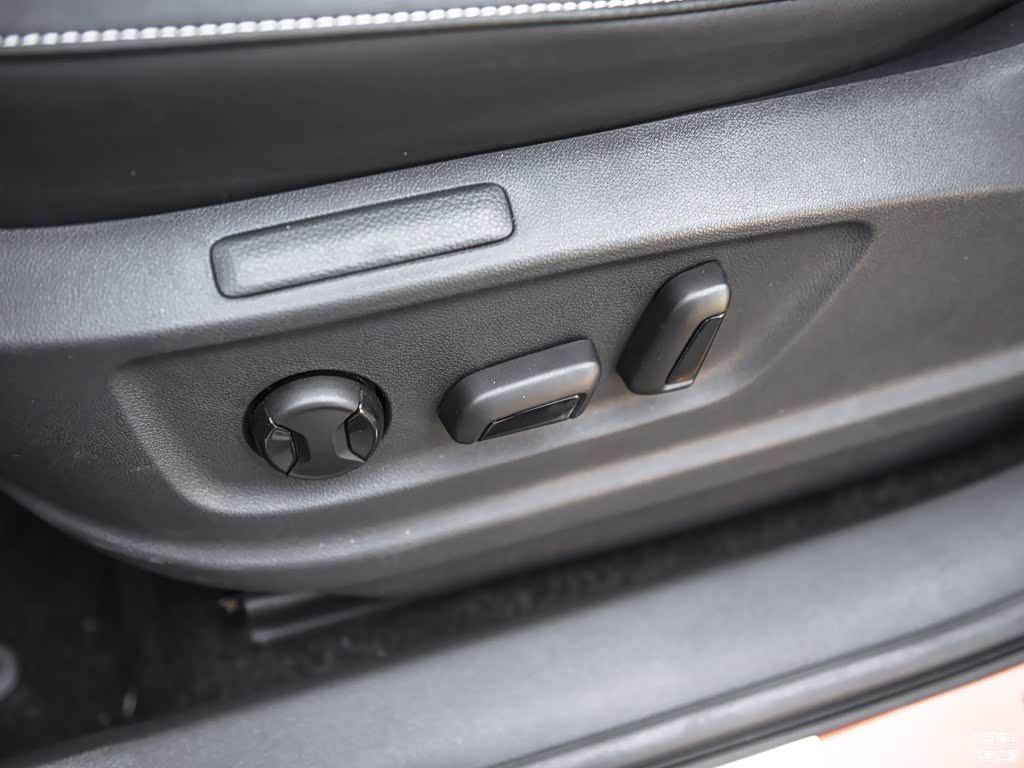 顶配柯珞克的驾驶座为全电动调整，便利性远高于T-Cross的全手动