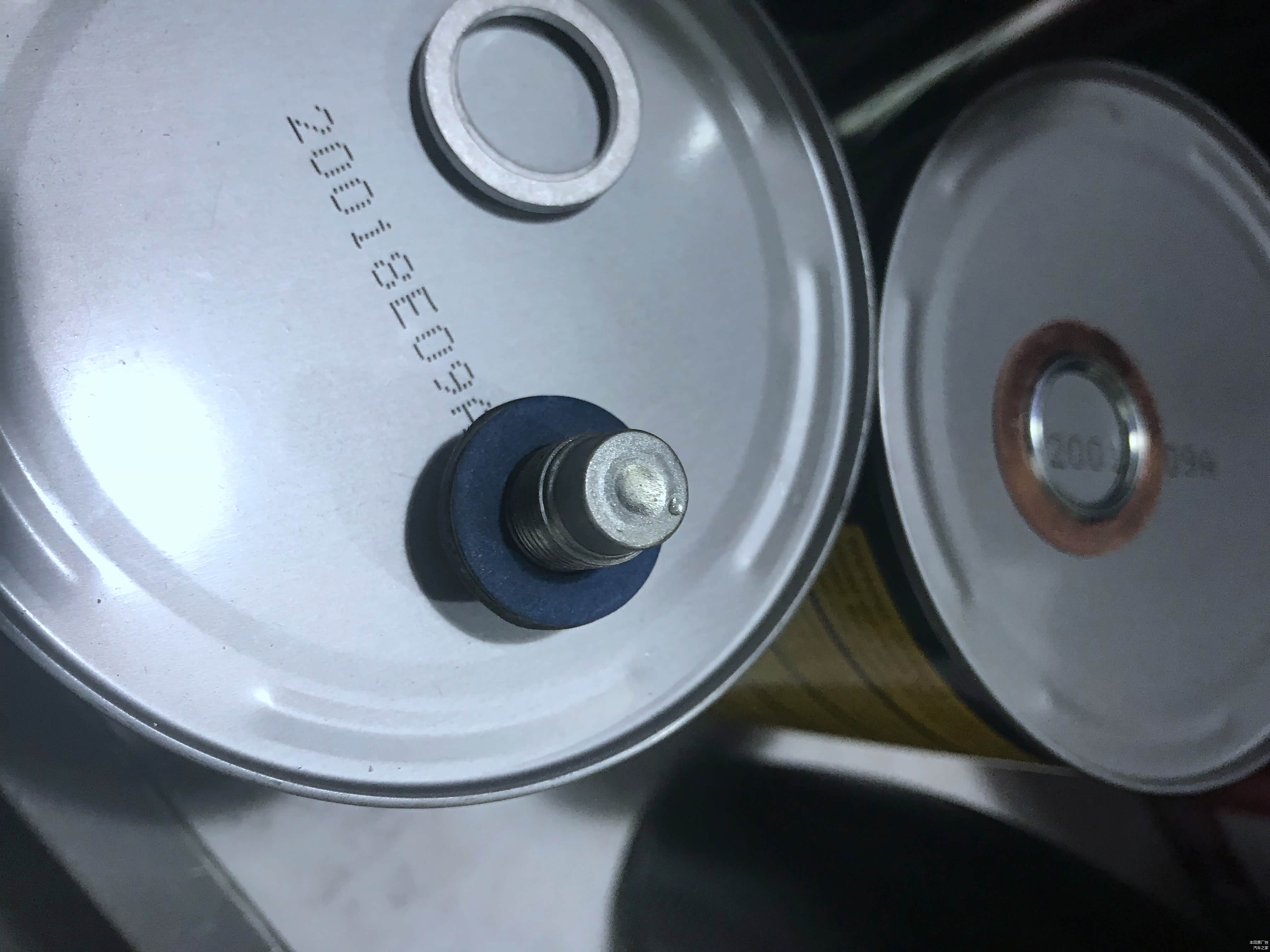 将放油螺丝清洗干净，更换新的垫片后上回去，用扭力扳手打40牛的力加紧。