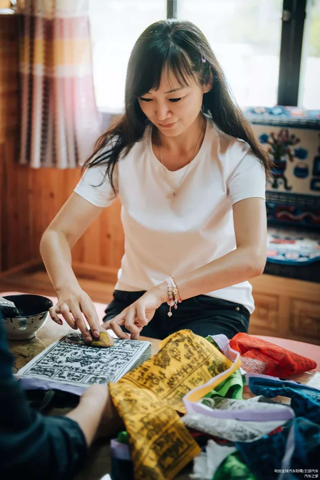 在村民家里体验印制经幡，很专注很神圣