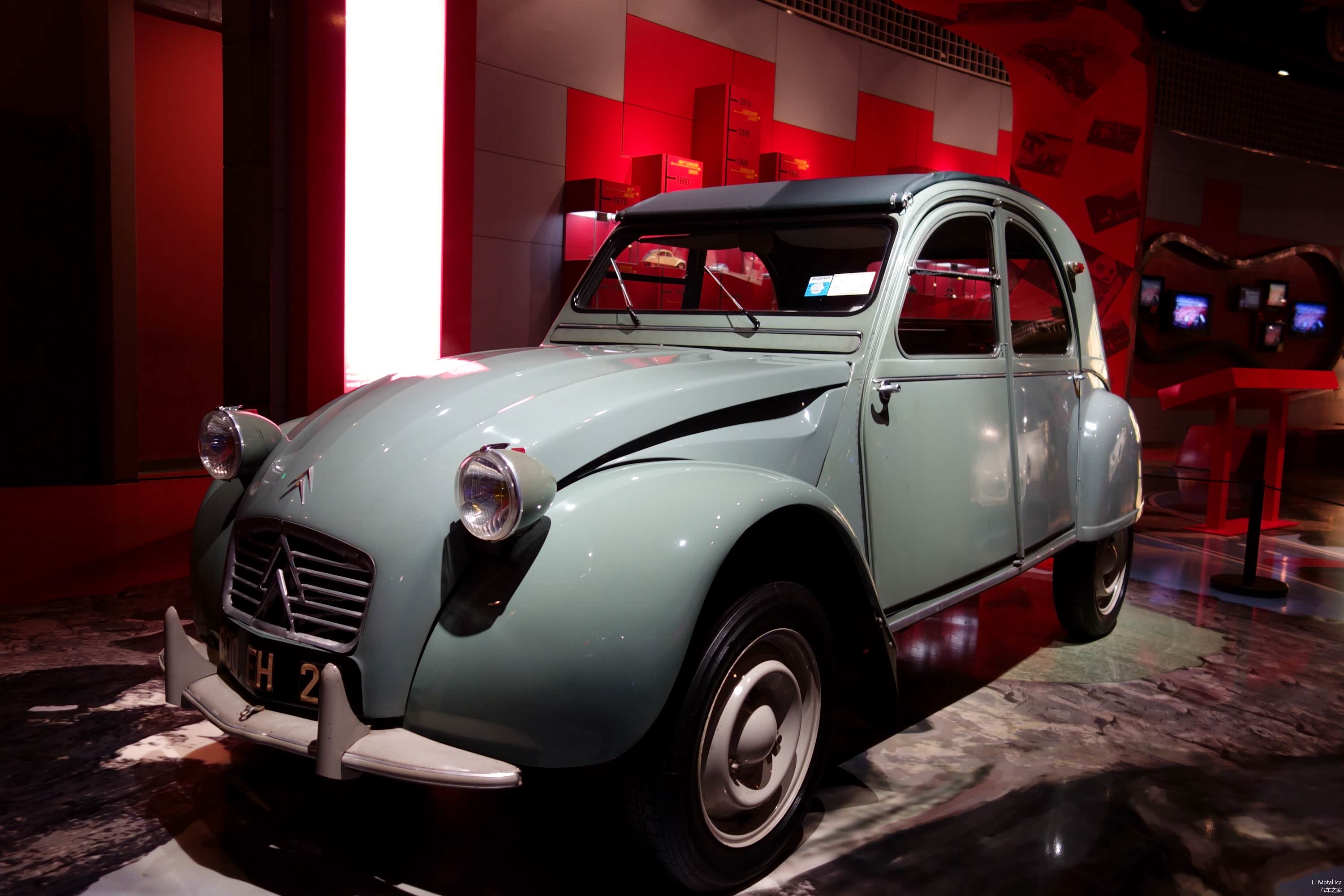 雪铁龙2CV，又名“丑小鸭”，是法国汽车平民化的里程碑