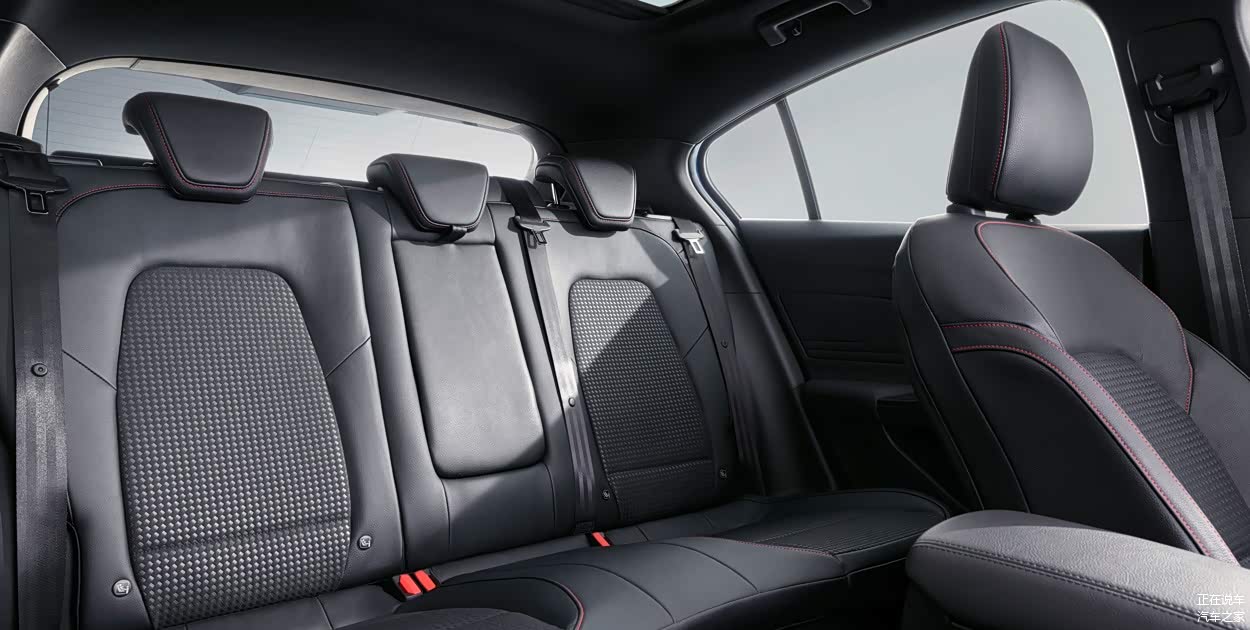 2019款福克斯后排空间展示