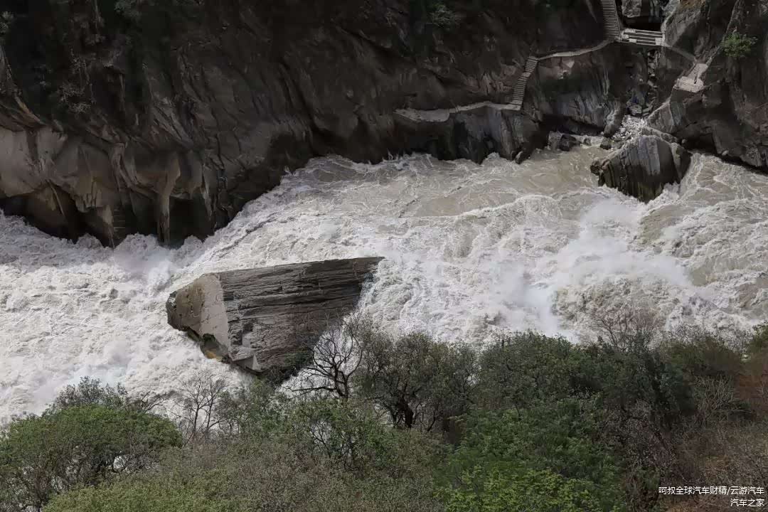 丽江到香格里拉途经汹涌澎湃的虎跳峡