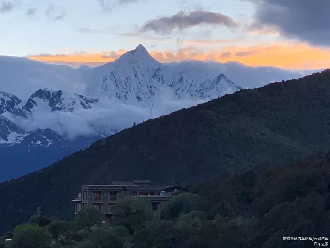 夕阳下，酒店对面的梅里卡瓦格博主峰