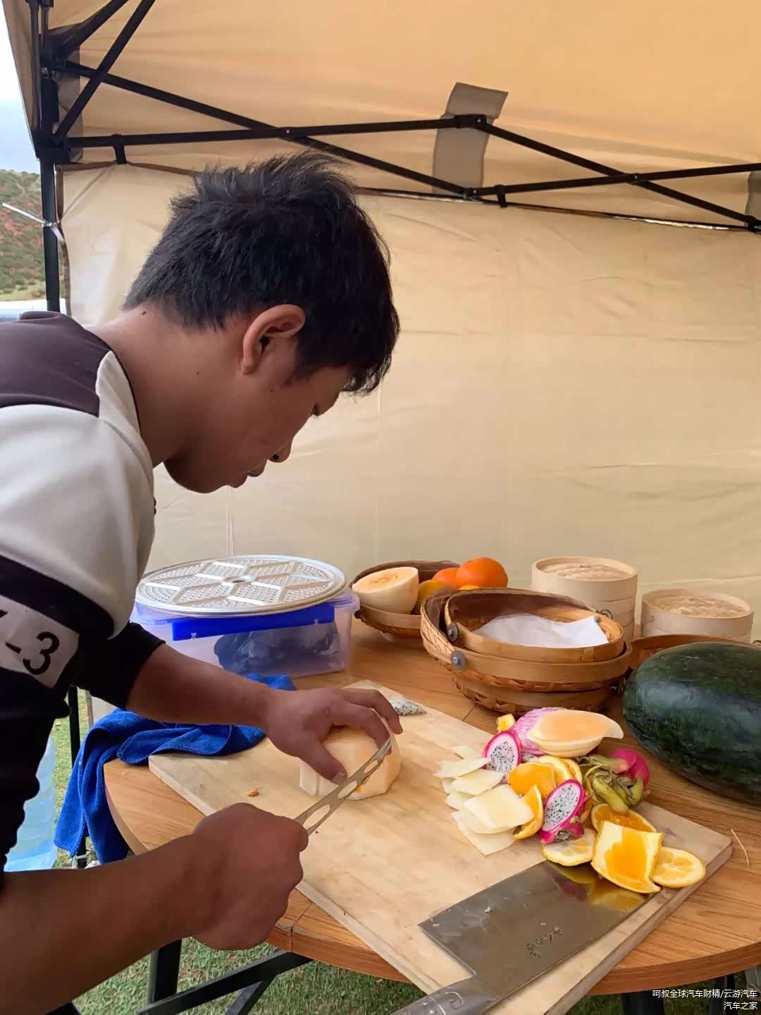 如美山居的服务生在为我们准备野餐