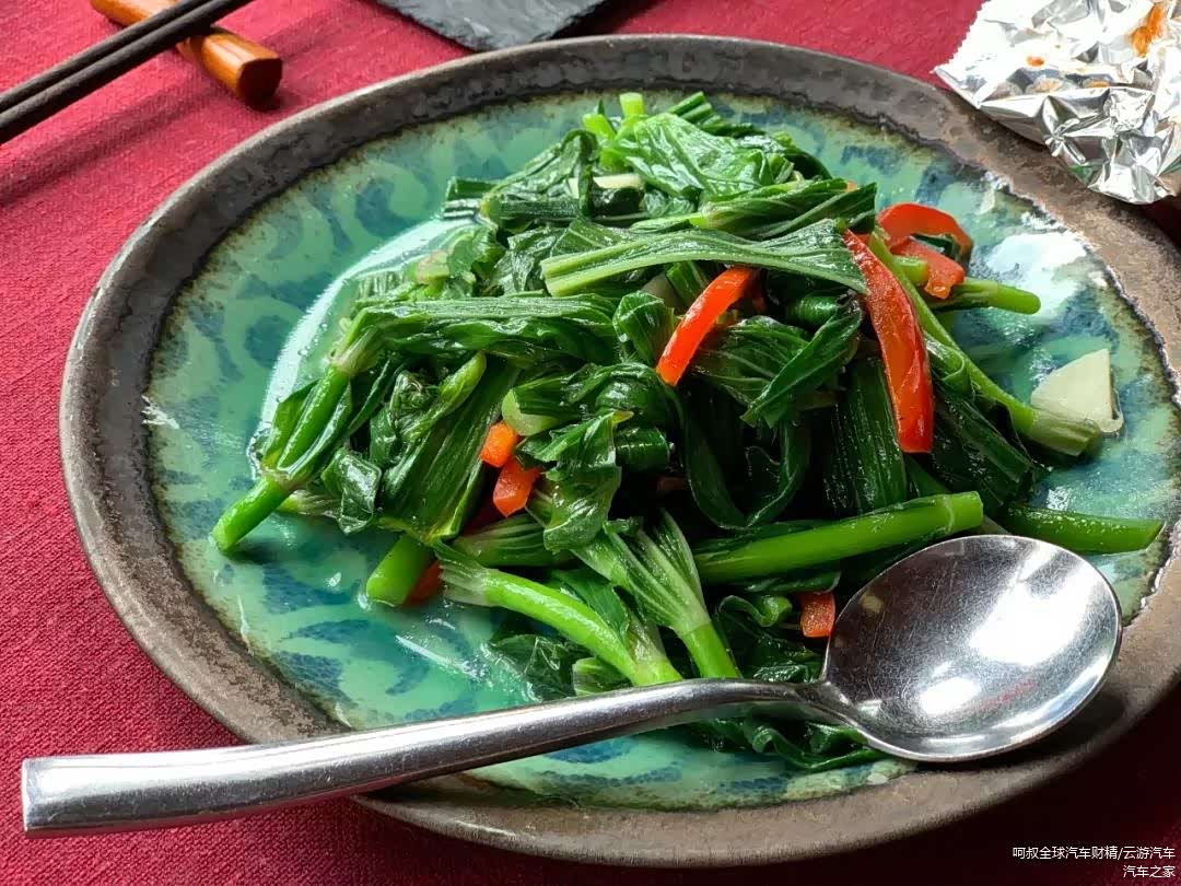 当地的青菜，很多汁，只是忘了当地复杂的叫法