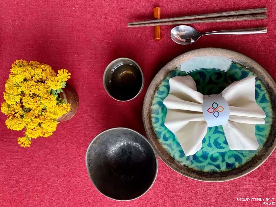 香格里拉松赞林卡酒店的午餐器皿，我很喜欢这个盘子质朴的纹路