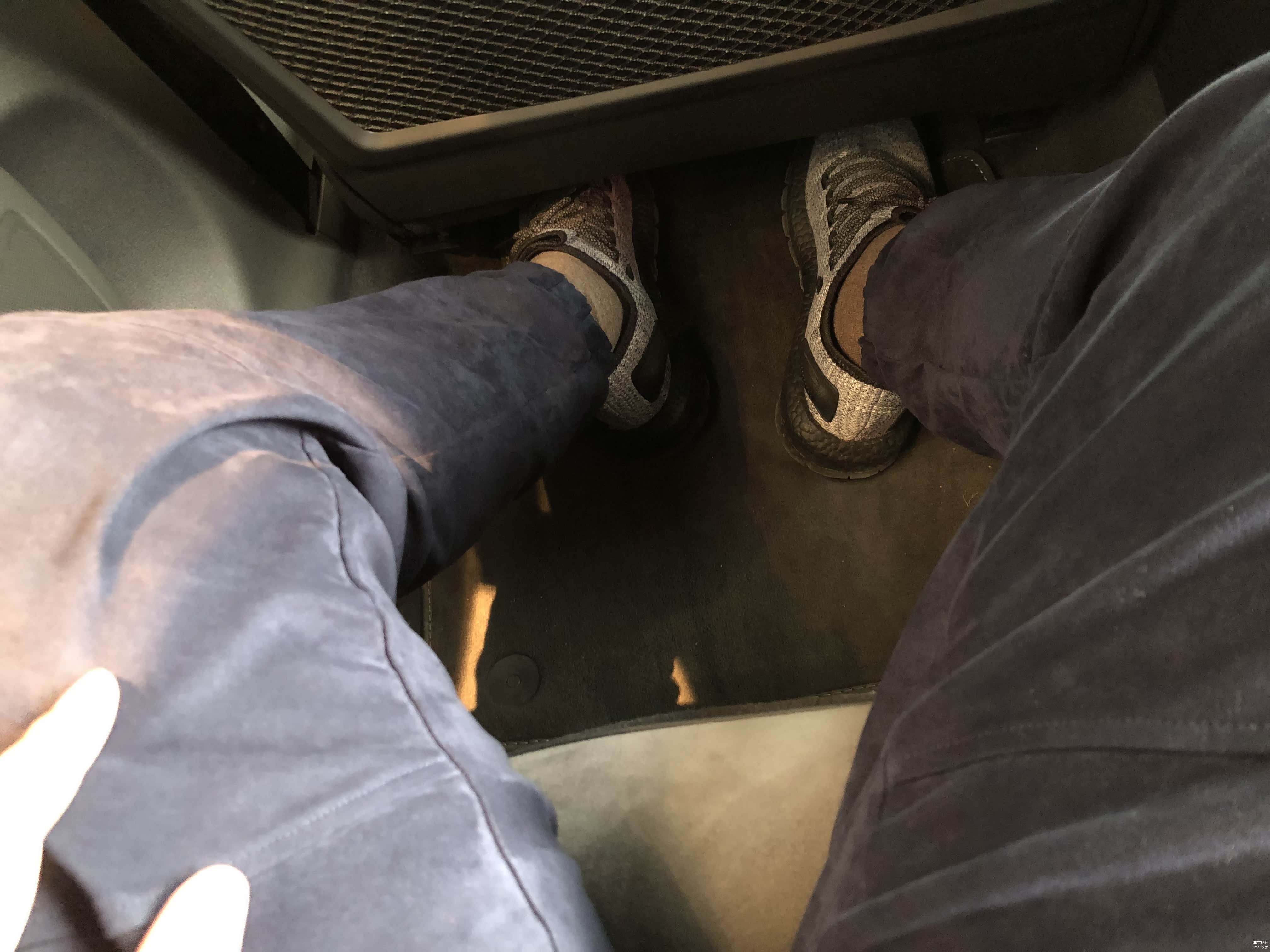 但实际是小板凳，大腿承托非常一般，长途乘坐舒适性欠妥。
