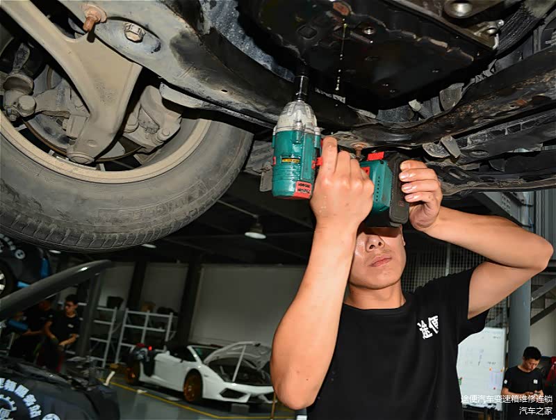 拆卸天籁CVT变速箱油底壳