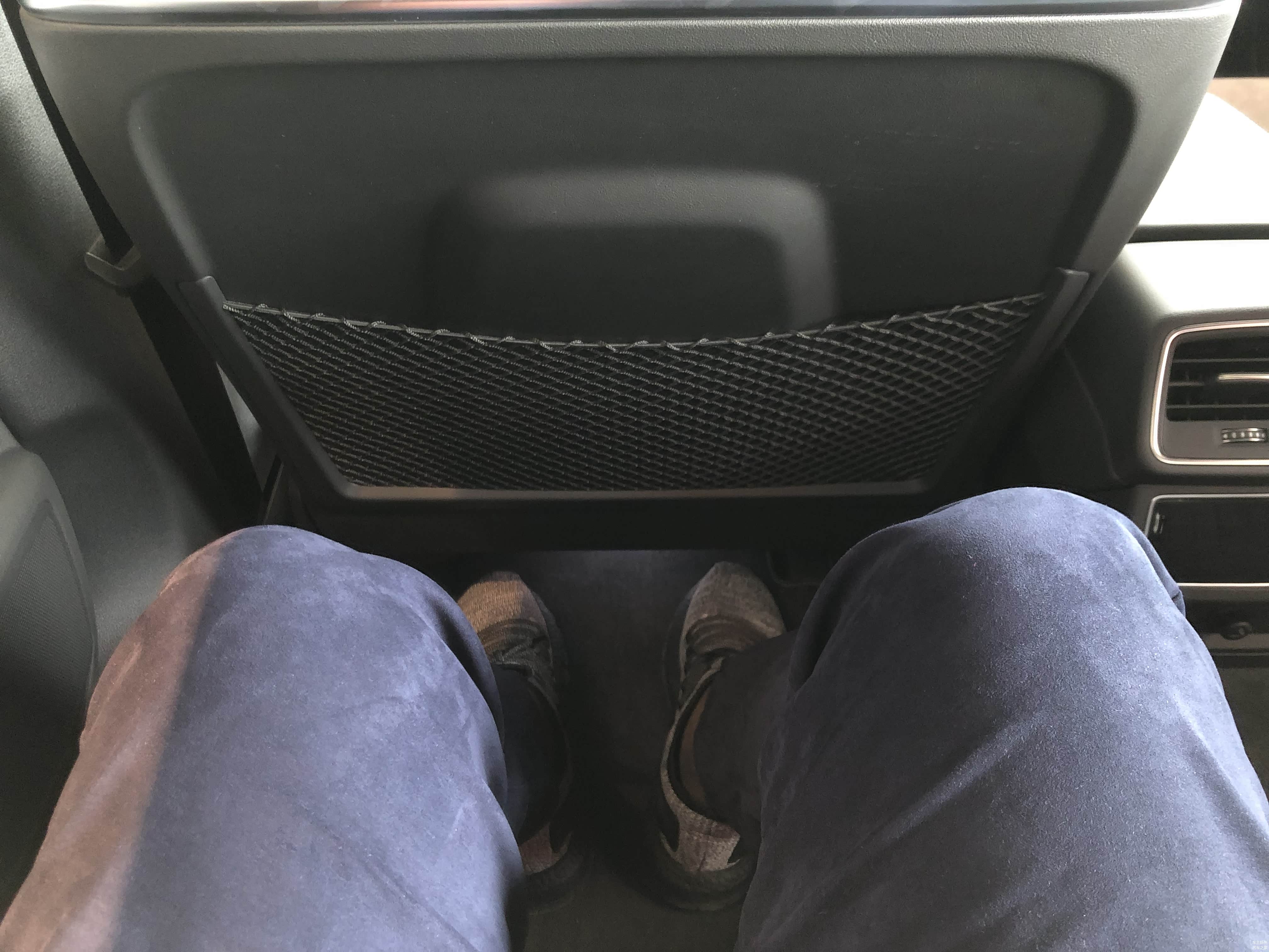 后排空间在视觉层面上是成功的。
