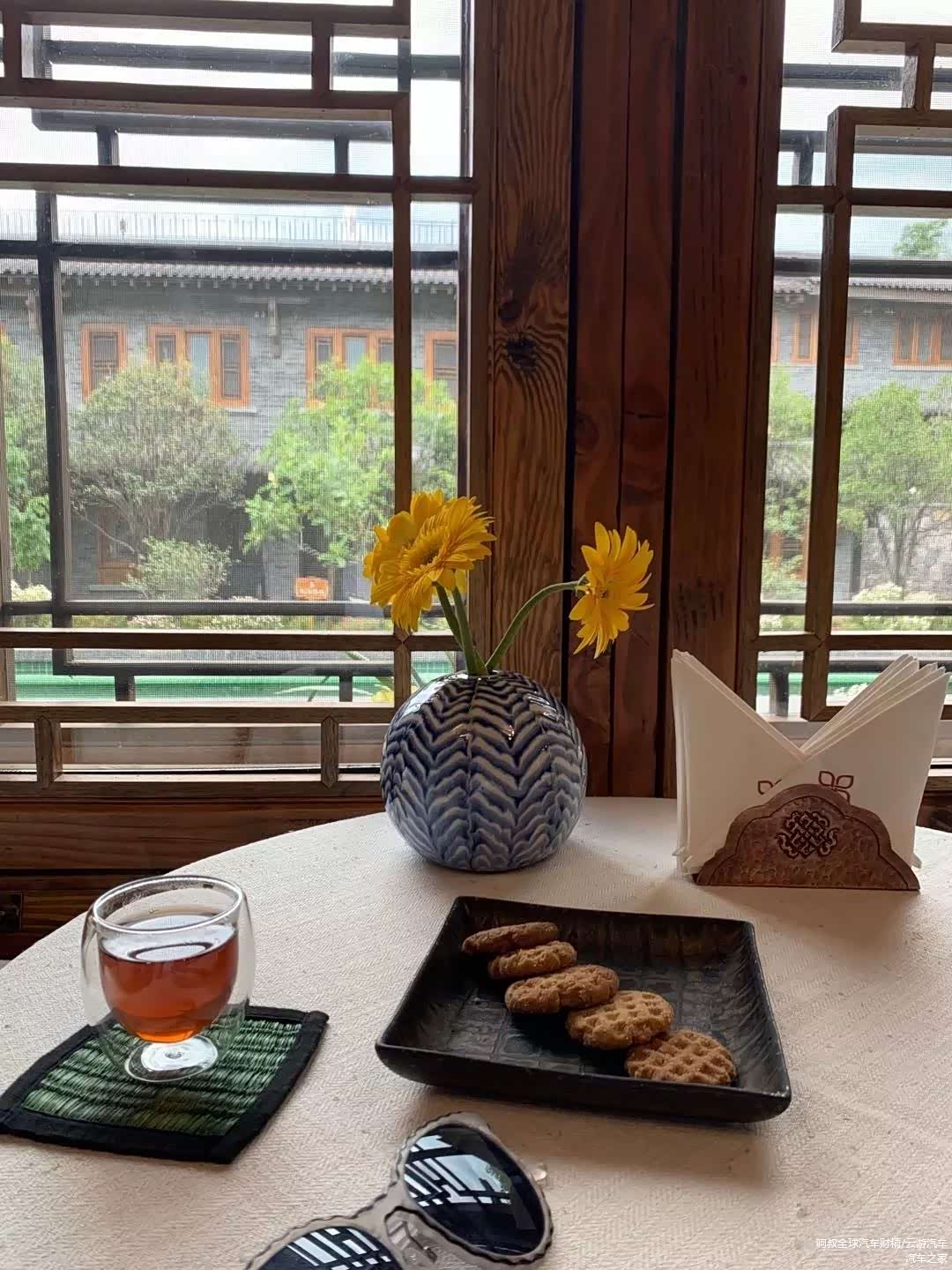 又能吃到青稞饼干啦，这是所有松赞系酒店的迎宾标配