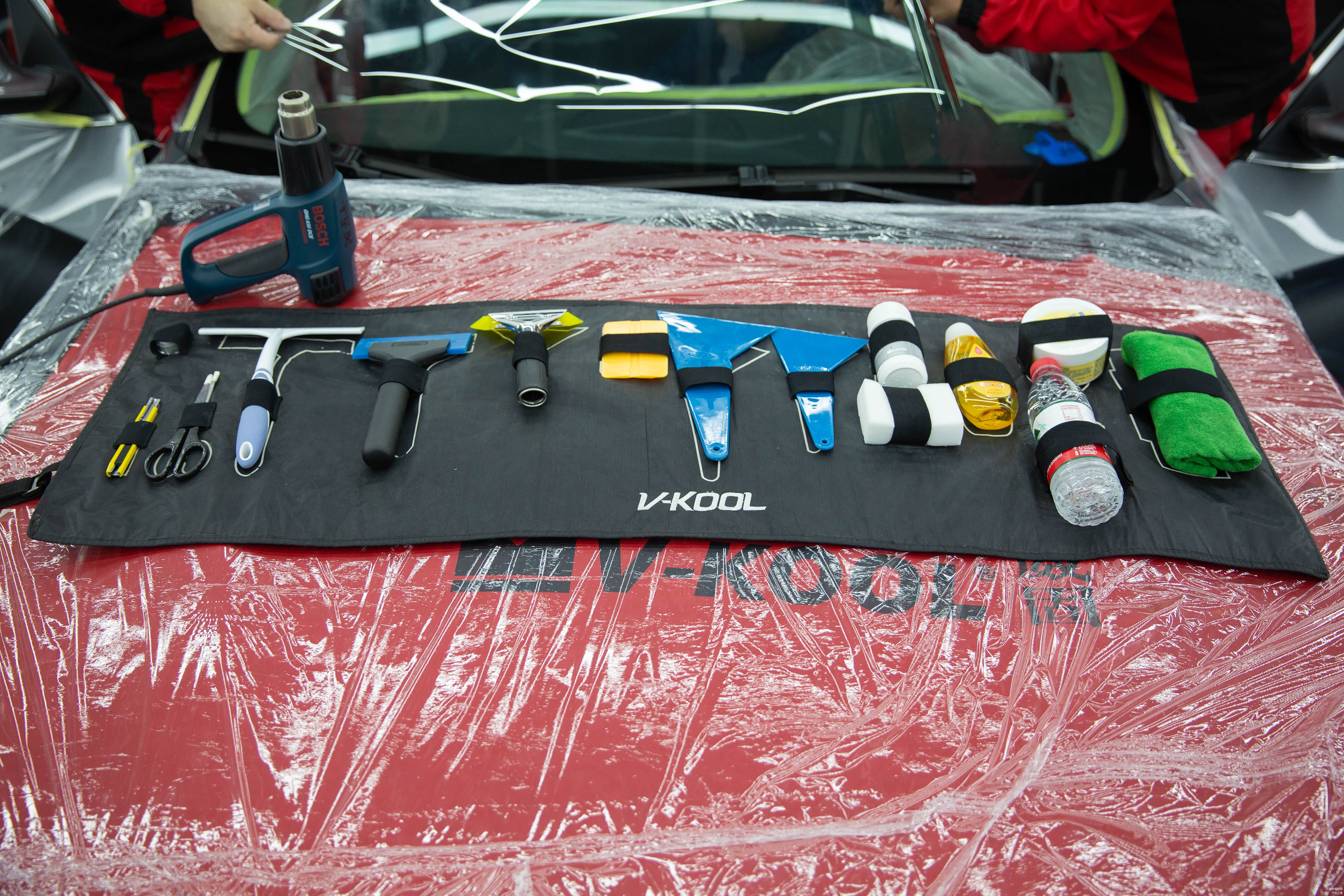 前后挡满贴技术
在前后挡贴膜时，充分根据玻璃实际边缘大小精确裁膜，贴膜时将玻璃膜的边缘嵌入玻璃与边框