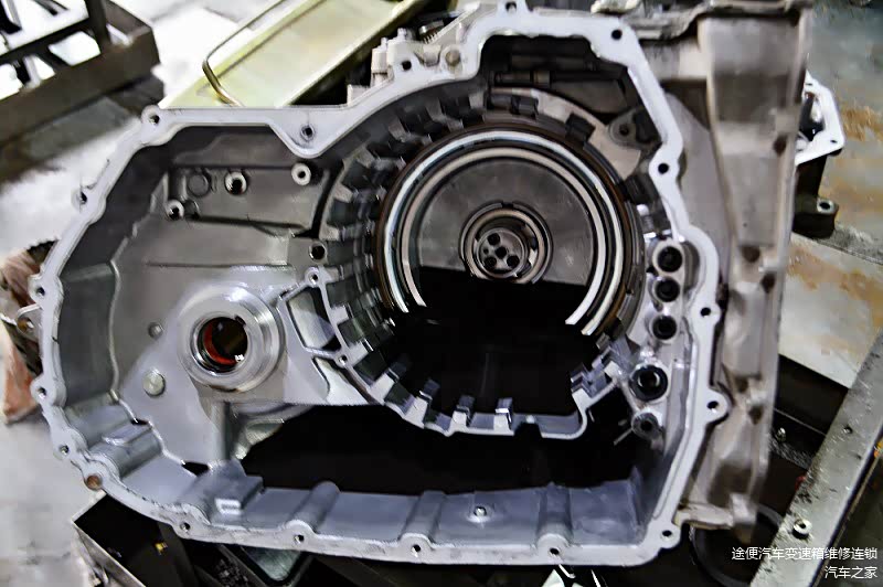 看看这黑色的变速箱油就可以看出，探险者变速箱内部的机械磨损有多严重。