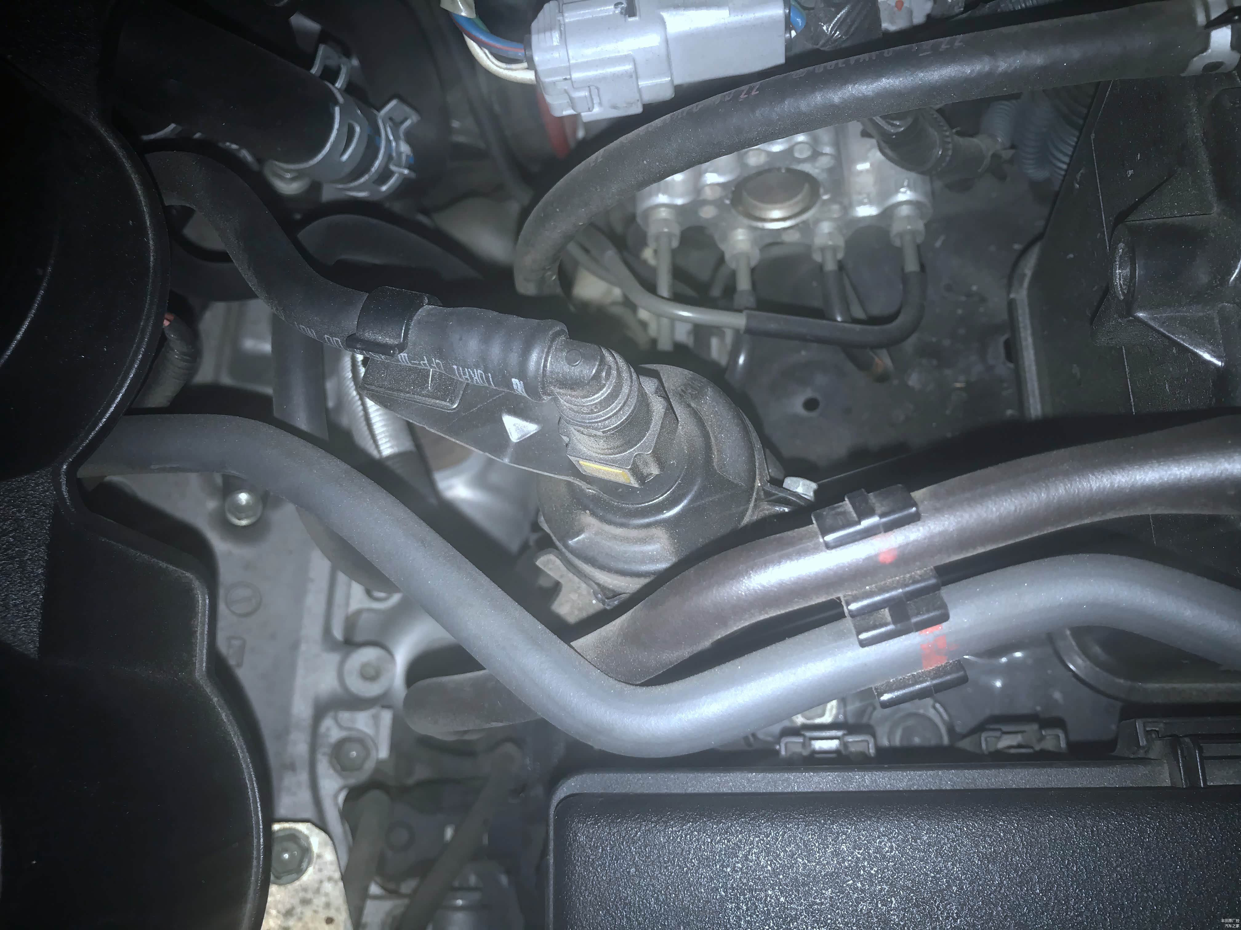 汽油滤清器，设计在发动机舱右上的位置