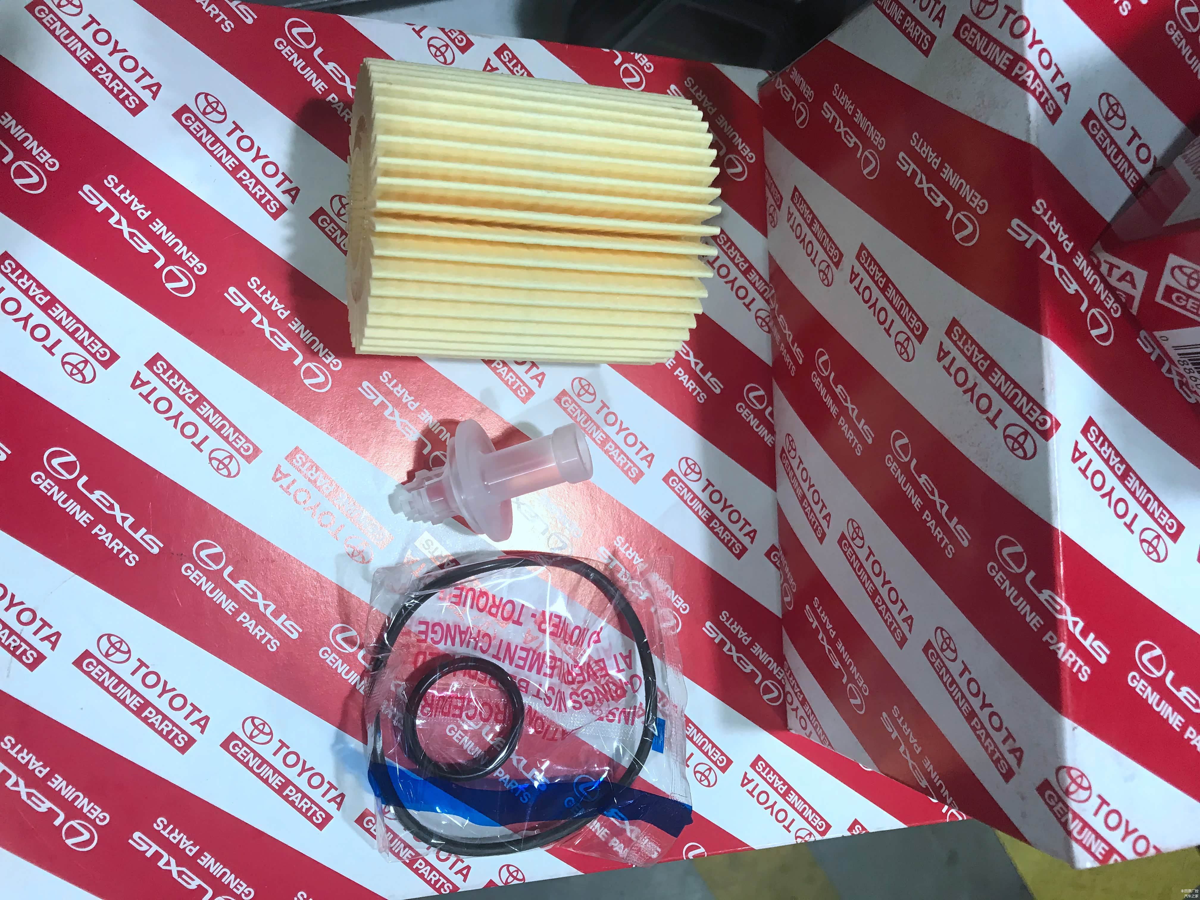 新的滤芯，配套了大小密封圈和一个放油的工具