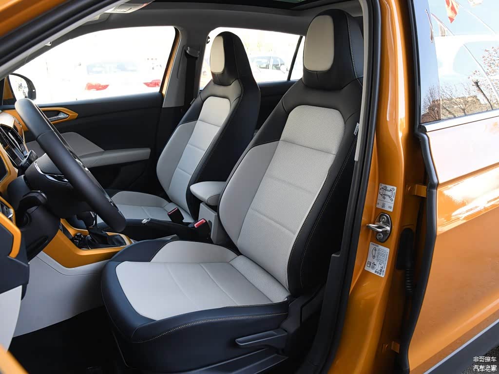 座椅的材质不高，一体式座椅造型也有点廉价，即使顶配车型驾驶座也是手动调节，节省成本痕迹严重