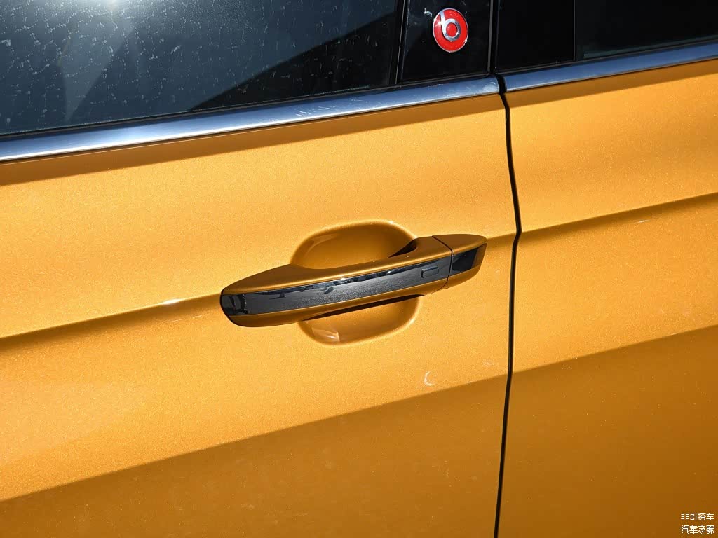 T-Cross有无匙进入功能，拉手造型比较精致，门框的标签说明这台车配备了Audio Beats音响