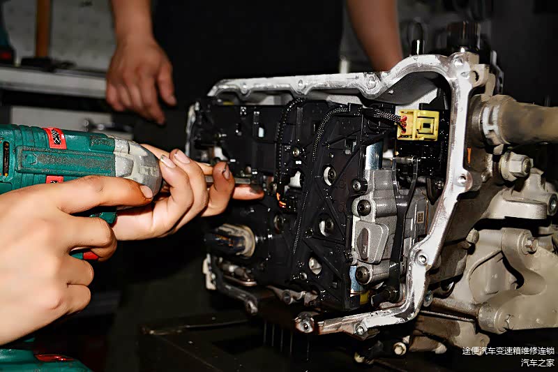 拆了固定阀体的所有螺丝。