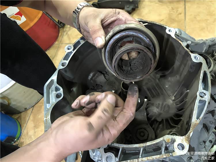 就是离合器磨损导致，分离轴承也已经拆卸下来，已经有严重磨损，