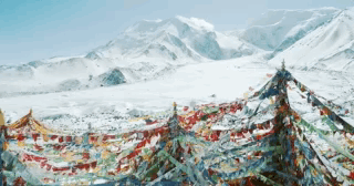 观景台正对的是阿尼玛卿发育的一条最大的冰川，哈龙冰川。