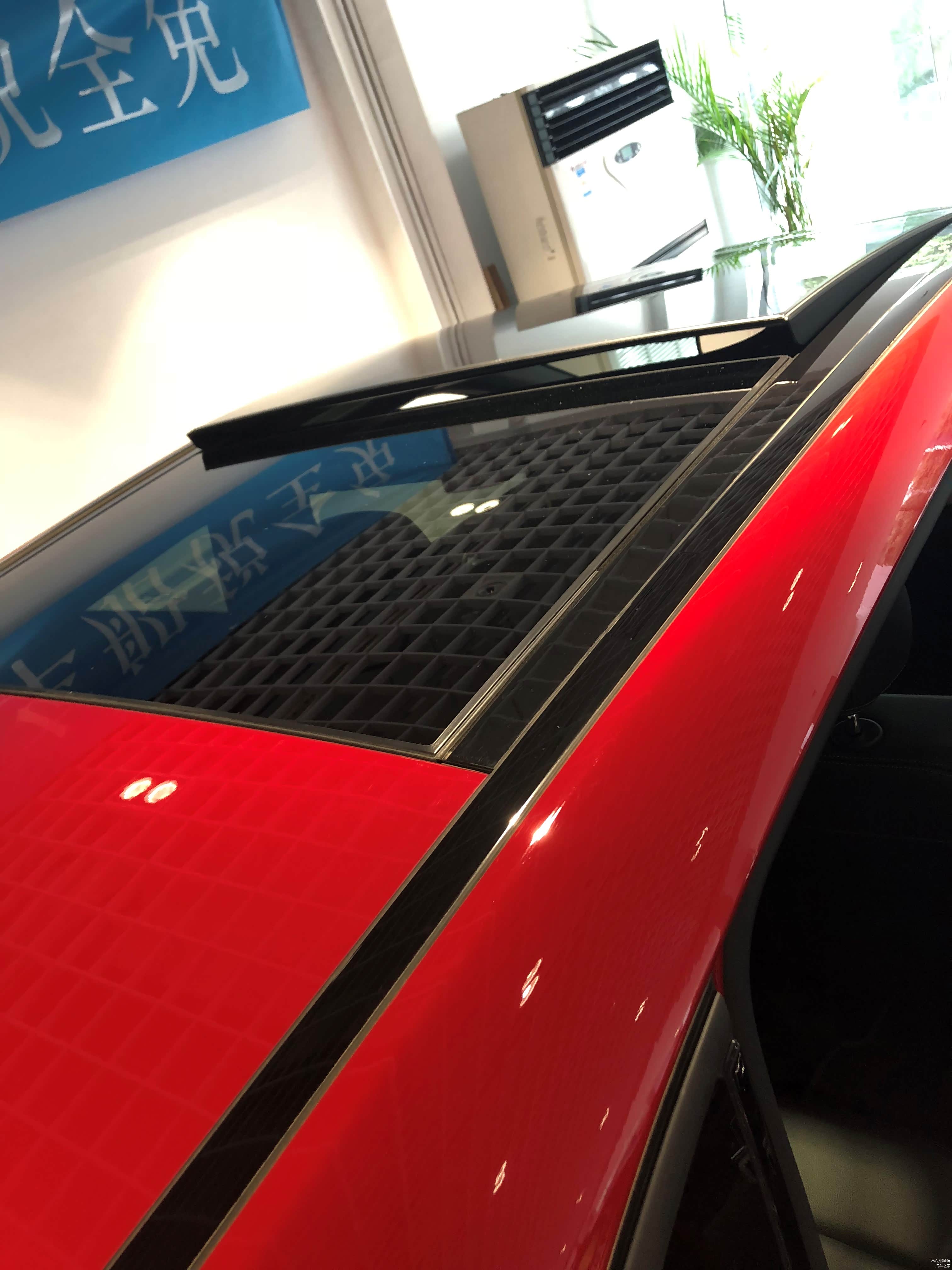 从车顶看B-Class的全景天窗，我还是更偏向红色车漆