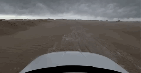 这段路已经开始有黄沙覆盖了