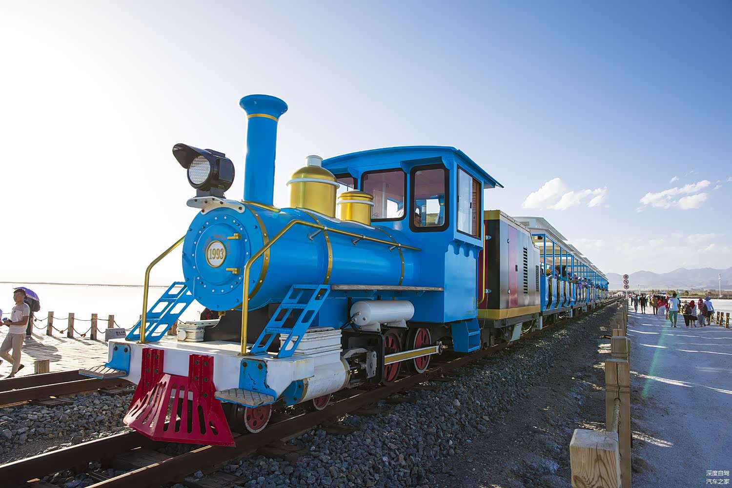 茶卡盐湖的小火车