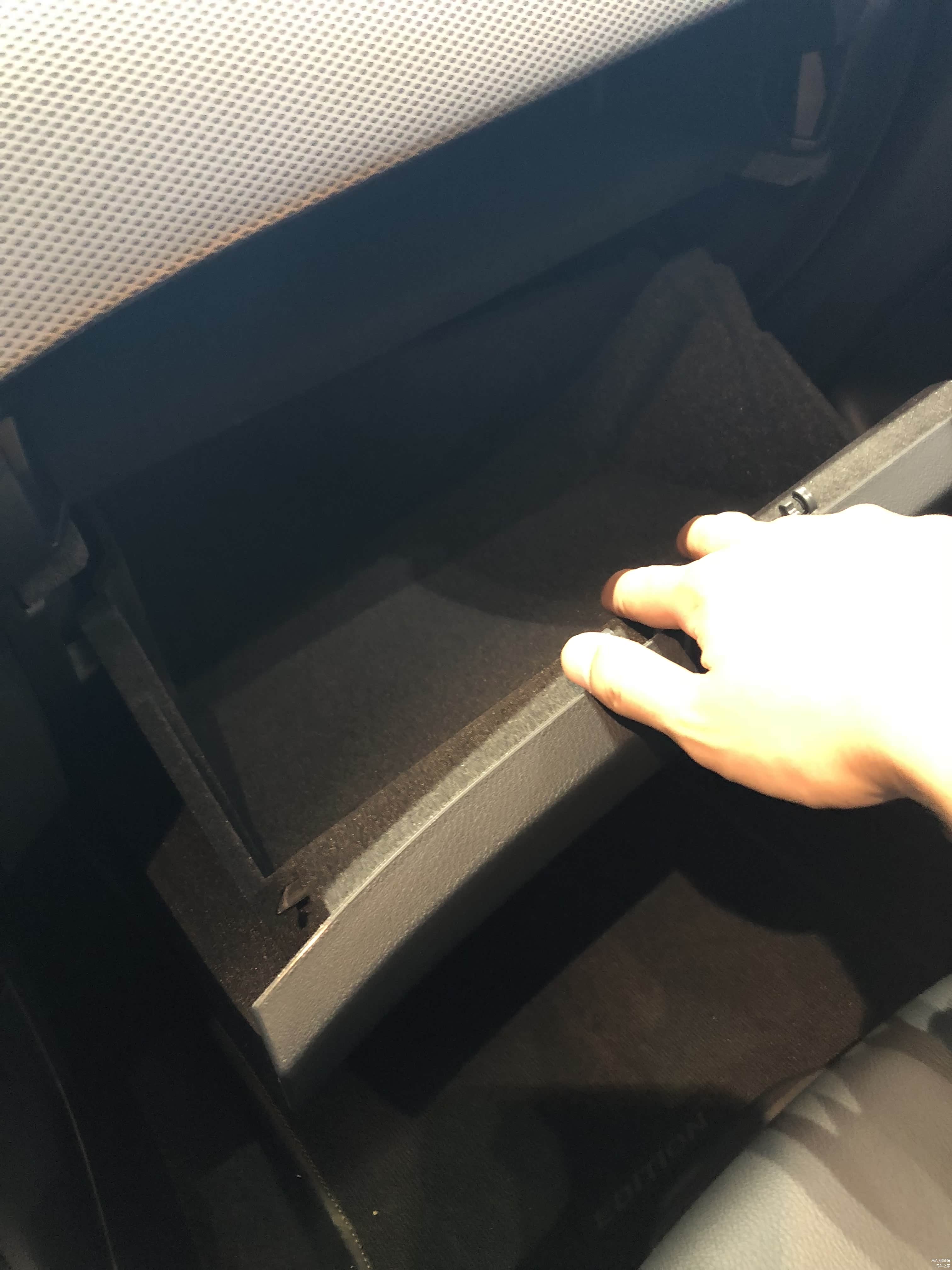 手套箱容积在常规范围，里边有绒布加持，打开时候的阻尼感恰到好处